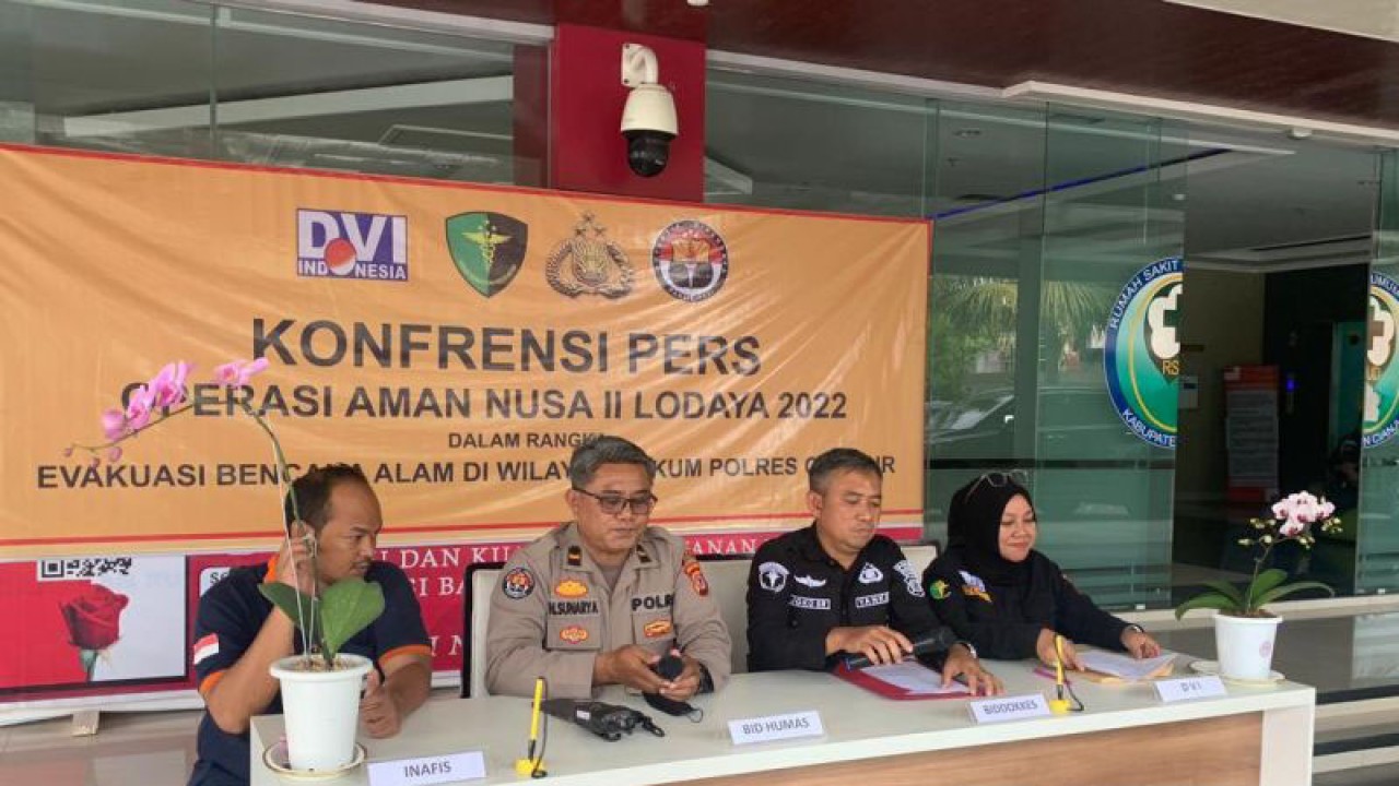 Tim DVI Polri saat menggelar jumpa pers di posko antemortem RSUD Cianjur, Jawa Barat, Selasa (20/12/2022).(ANTARA/Ahmad Fikri).