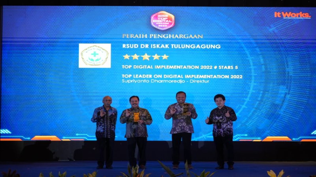 Direktur RSUD dr. Iskak Tulungagung, dr. Supriyanto Dharmoredjp, Sp. b, M. kes dan jajaran saat menerima penghargaan TOP DIGITAL Award 2022 di jakarta, Kamis (15/12/2022) (ANTARA/HO - Humas RSUD Tulungagung)