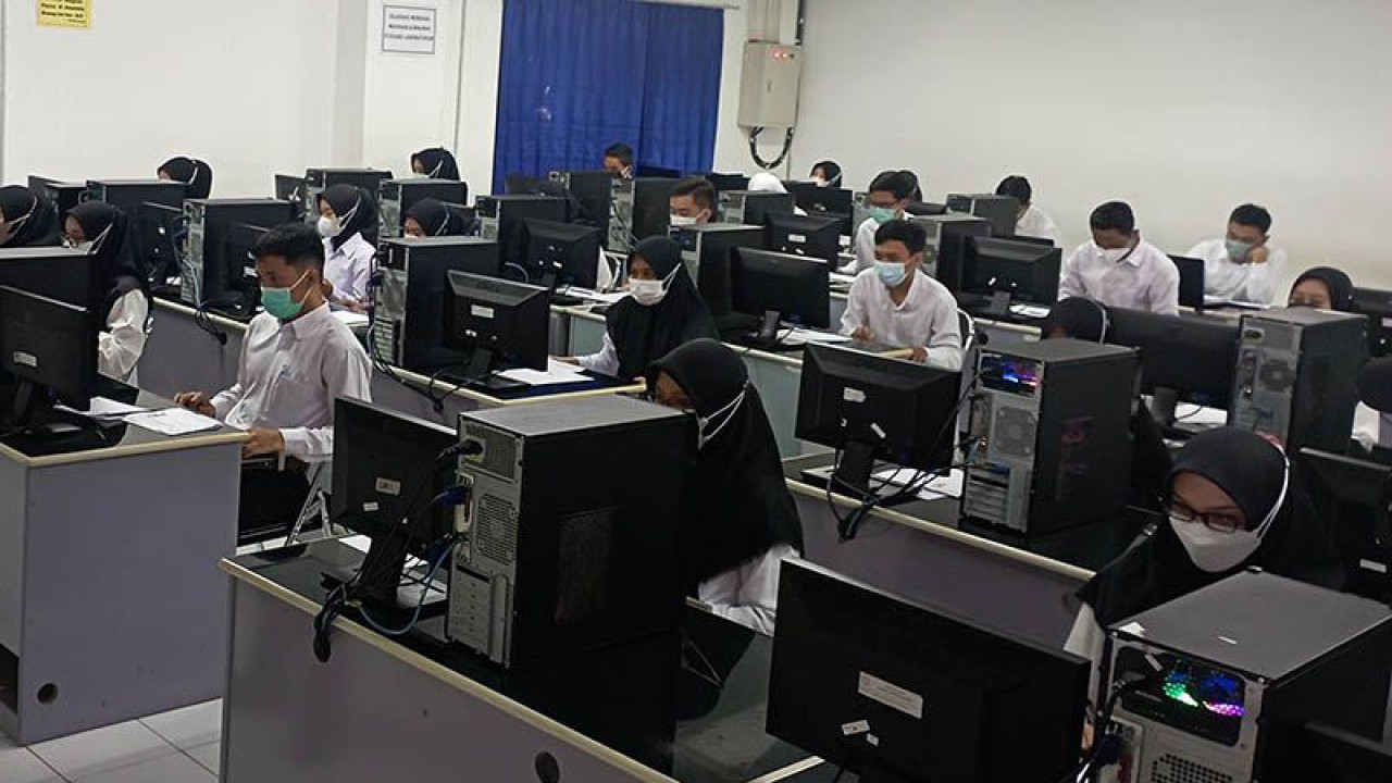 Ilustrasi - Pelamar formasi tenaga kesehatan RSUD Prof. Dr. Margono Soekarjo Purwokerto mengikuti tes kemampuan dasar berbasis komputer di Universitas Amikom, Purwokerto, Kabupaten Banyumas, Kamis (24-11-2022). ANTARA/Sumarwoto