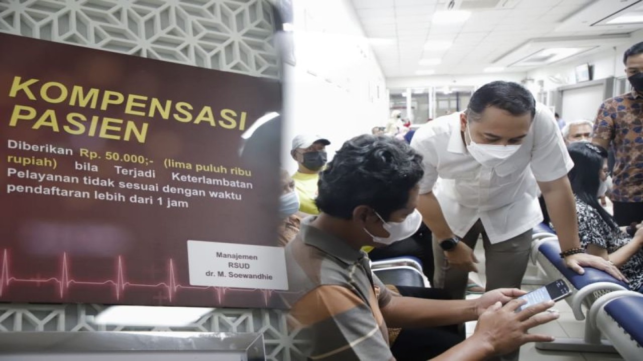 Wali Kota Surabaya Eri Cahyadi berbicara dengan salah satu pasien saat memantau pelayanan di RSUD Dr Soewandhie, Kota Surabaya pada Kamis (8/12/2022). (ANTARA/HO-Diskominfo Surabaya)
