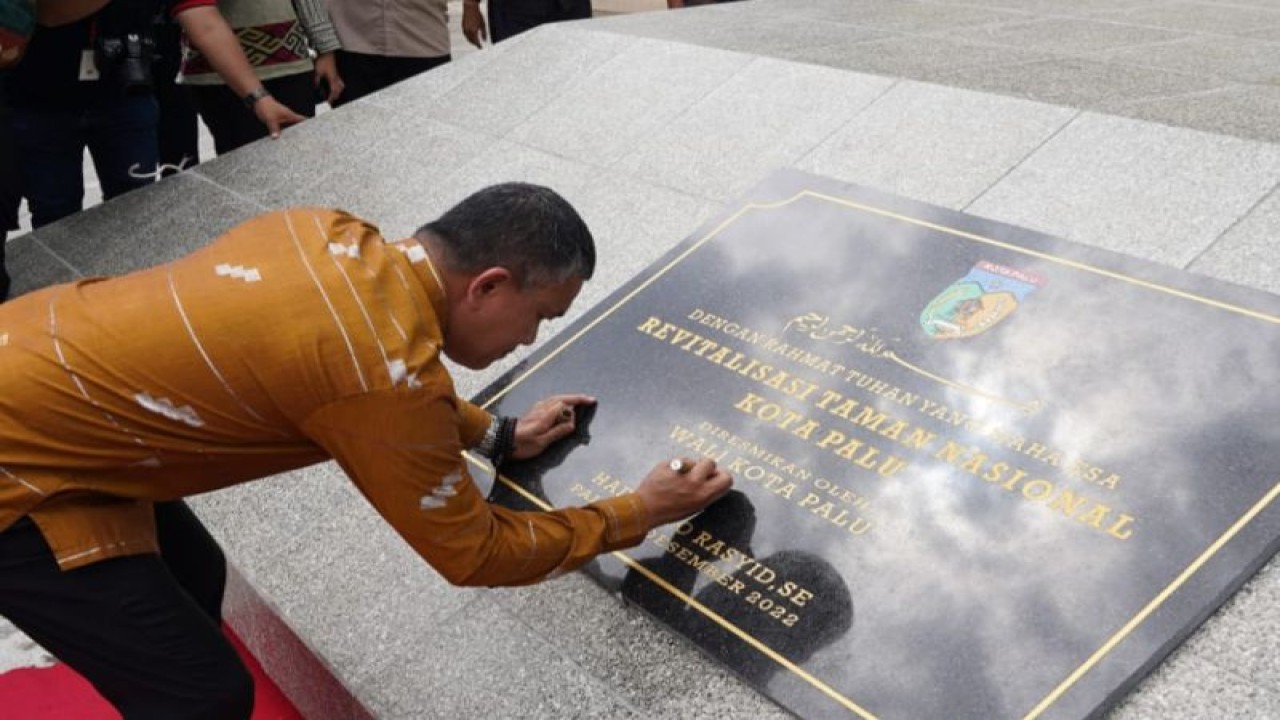 Wali Kota Palu, Hadianto Rasyid menandatangani prasasti Ruang Terbuka Hijau (RTH) taman nasional di bilangan Jalan Sultan Hasanuddin sebagai simbol telah dibuka kembali kegiatan publik setelah direvitalisasi, Kamis (29/12/2022). ANTARA/HO-Humas Pemkot Palu