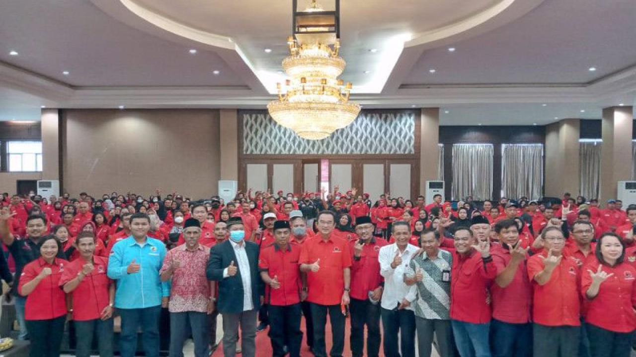 Wakil Bendahara Umum DPP PDI Perjuangan, Rudianto Tjen, foto bersama kader PDI P Belitung ANTARA/Kasmono