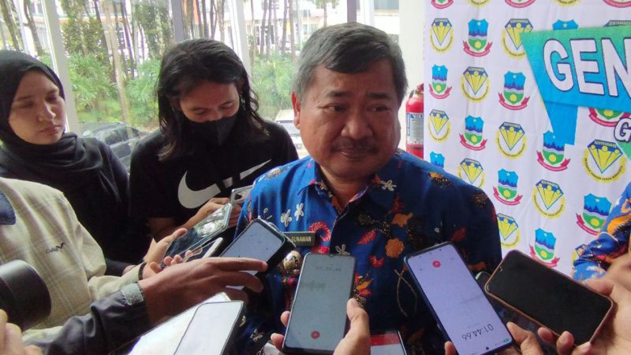 Bupati Garut Rudy Gunawan saat diwawancara wartawan di Garut, Kamis (29/12/2022). (ANTARA/Feri Purnama)
