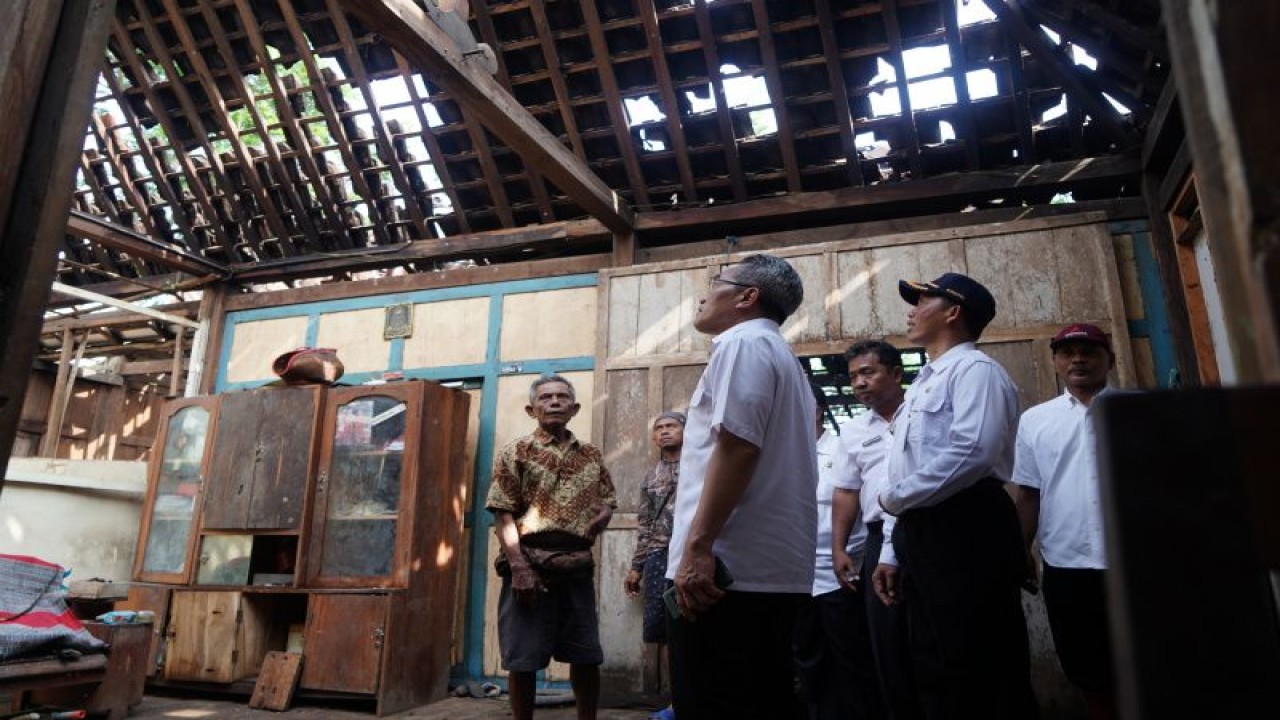 Bupati Bantul Abdul Halim Muslih saat melihat kerusakan pada rumah warga akibat diterjang angin puting beliung di wilayah Desa Selopamioro, Imogiri, Kabupaten Bantul, DIY, Rabu (7/12/2022) (ANTARA/HO-Humas Pemkab Bantul)