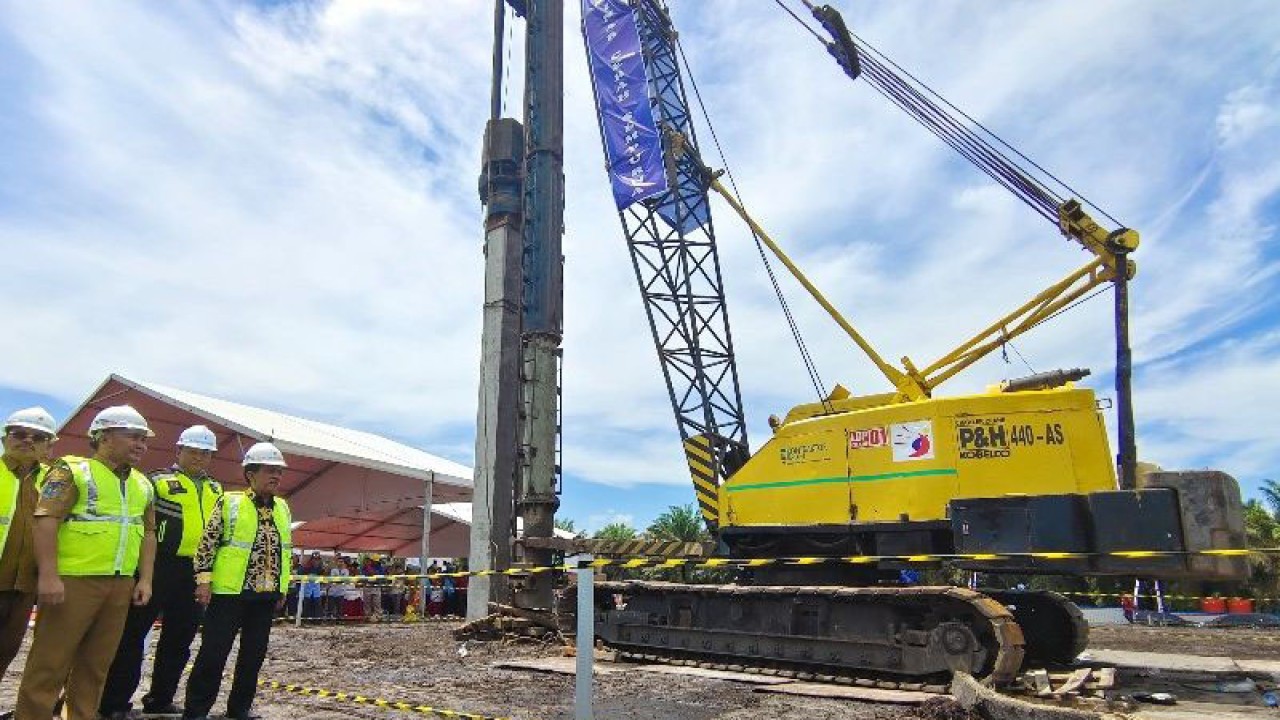 Pemancangan tiang pertama untuk pembangunan rumah sakit umum daerah di Desa Pembuang Hulu I, Kecamatan Hanau, Kabupaten Seruyan, Provinsi Kalimantan Tengah, dilaksanakan pada Senin (19/12/2022). (ANTARA/Muhammad Arif Hidayat)