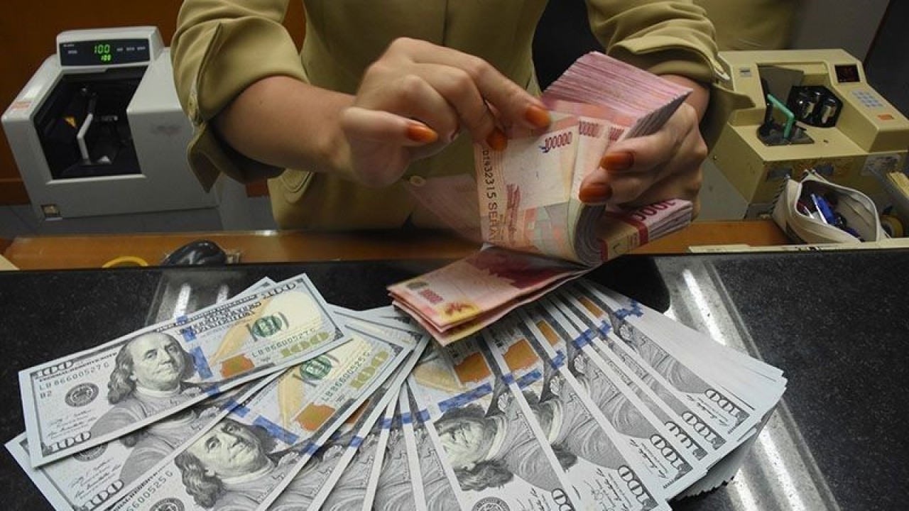 Petugas kasir menghitung mata uang rupiah di gerai penukaran mata uang asing Ayu Masagung, Kwitang, Jakarta Pusat, Senin (25/2/2019). Nilai tukar rupiah terhadap dollar AS pada perdagangan pasar spot Senin (25/2/2019) ditutup menguat Rp14.015 atau menguat 0,28 persen dibandingkan posisi penutupan perdagangan akhir pekan lalu. (ANTARA FOTO/Indrianto Eko Suwarso/wsj.)