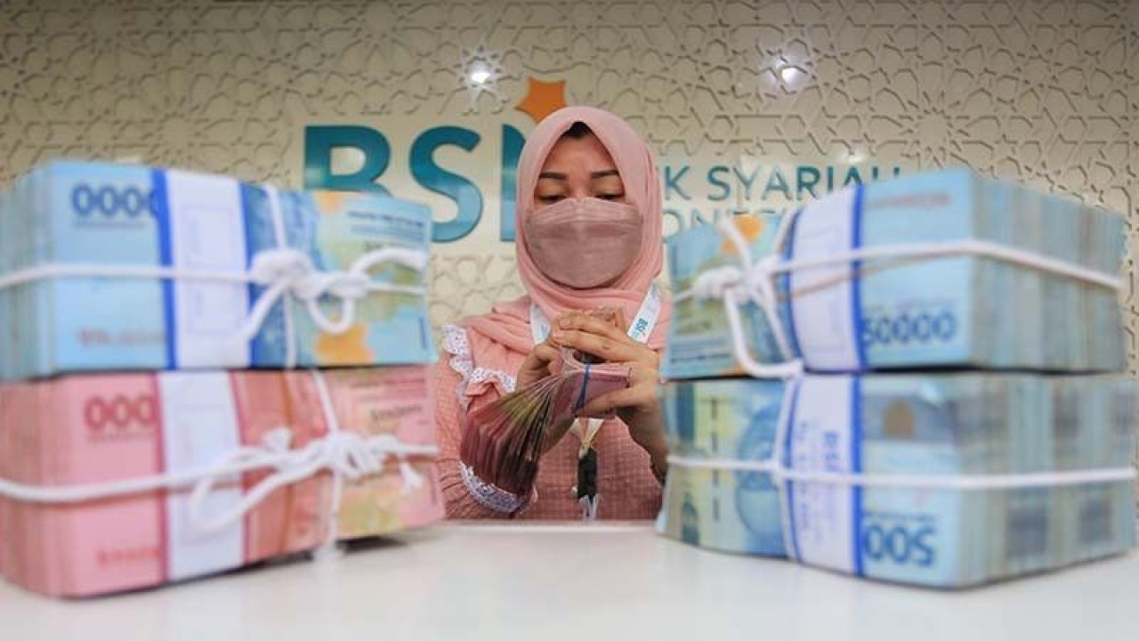 Ilustrasi - Karyawati Bank Syariah Indonesia (BSI) menghitung uang rupiah di Kantor Cabang Pembantu (KCP) Daud Beureueh, Banda Aceh, Aceh. (ANTARA FOTO/SYIFA YULINNAS)