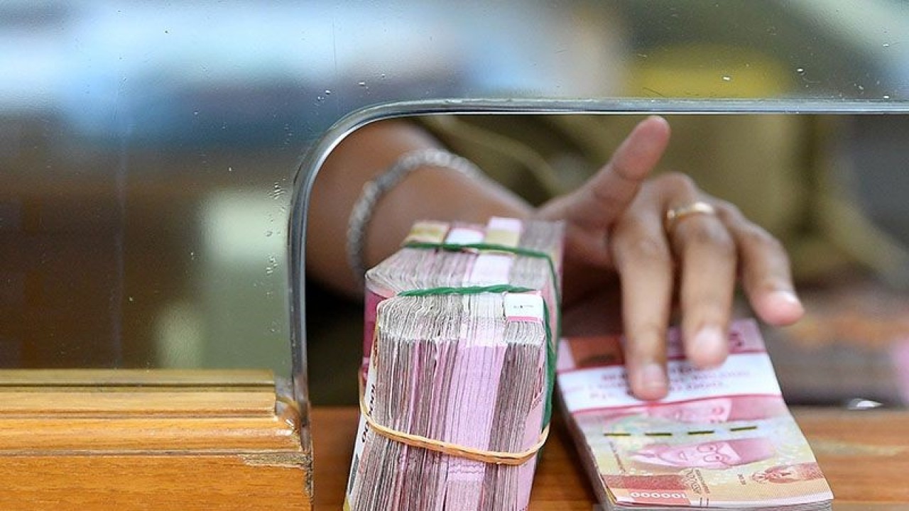 Ilustrasi: Karyawan memegang mata uang rupiah di gerai penukaran mata uang asing di Jakarta Pusat. ANTARA FOTO/Sigid Kurniawan/aww. (ANTARA FOTO/SIGID KURNIAWAN)