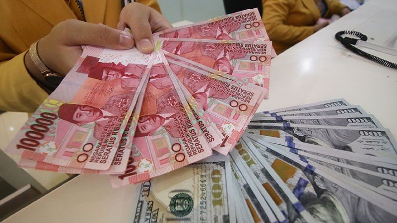 Teller Bank Mandiri menunjukkan uang pecahan Dolar AS dan Rupiah di Bank Mandiri KCP Jakarta DPR, Senin (7/1/2019). Kurs Rupiah terhadap Dolar AS menguat 1,3 persen menjadi Rp14.080. ANTARA FOTO/Rivan Awal Lingga/ama.