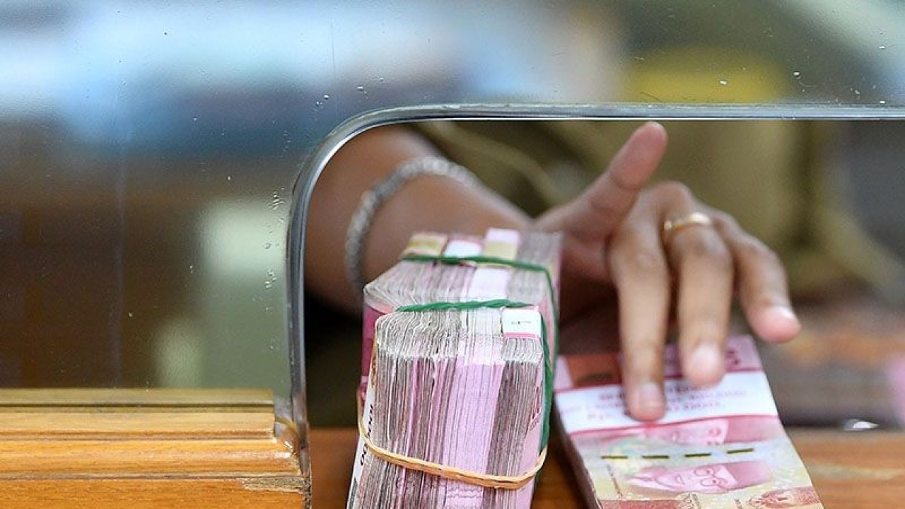 Ilustrasi: Karyawan memegang mata uang rupiah di gerai penukaran mata uang asing di Kwitang, Jakarta Pusat. ANTARA FOTO/Sigid Kurniawan/aww. (ANTARA FOTO/SIGID KURNIAWAN)