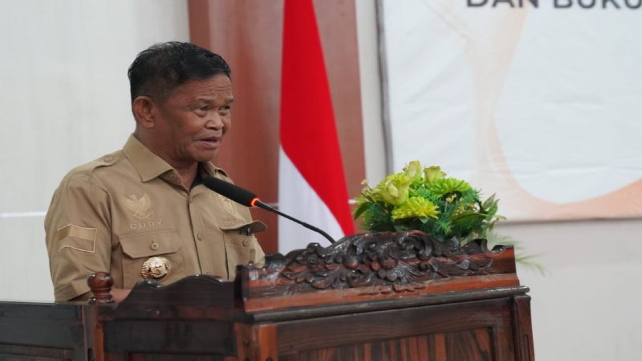 Gubernur Sulawesi Tengah, Rusdy Mastura menyampaikan sambutannya dalam kegiatan penyerahan DIPA dan buku alokasi TKD Tahun Anggaran 2023 di lingkungan Pemprov Sulteng di Palu, Selasa (13/12/2022). ANTARA/HO-Humas Pemkot Palu