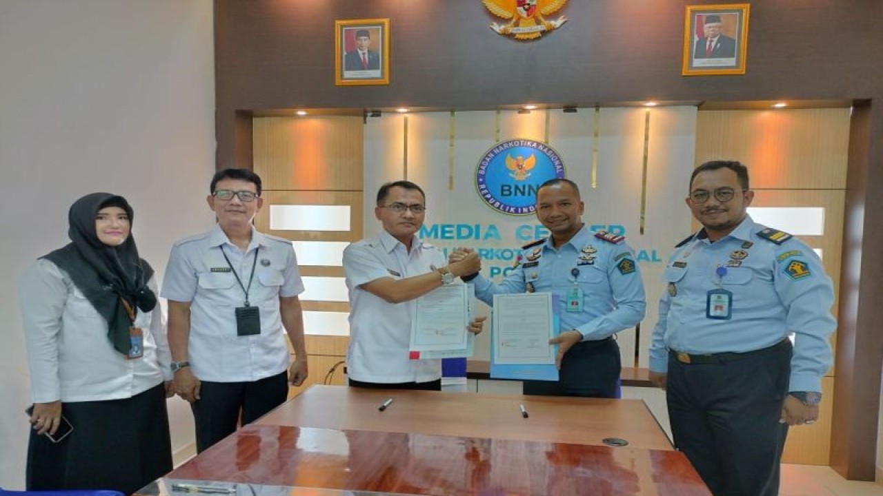 Rutan Kelas IIA Pontianak dan BNNK Pontianak, Kalimantan Barat menjalin kerja sama dalam Program Pencegahan Penyalahgunaan dan Peredaran Gelap Narkotika (P4GN) di lingkungan Rutan setempat.  (Foto ANTARA/HO-Rutan Pontianak)