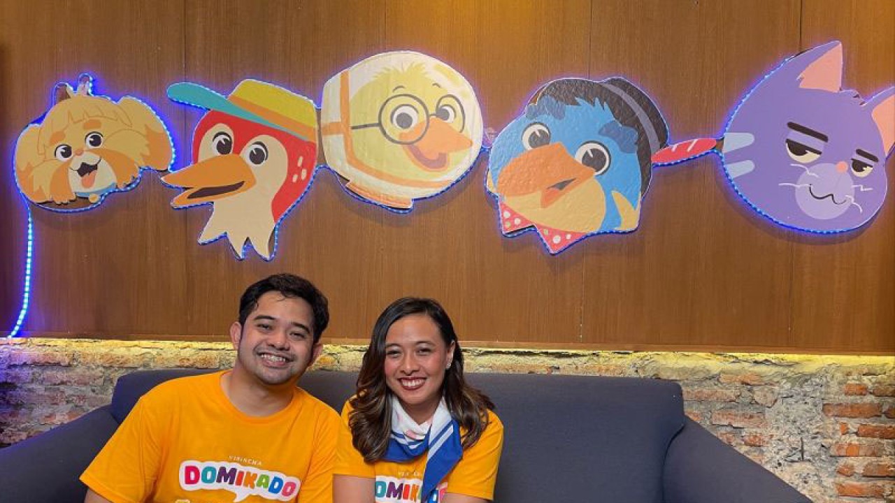 Ryan Adriandhy dan Anggia Kharisma selaku kreator “DOMIKADO” saat dijumpai di kantor Visinema, Jakarta Selatan, Jumat (16/12/2022) (ANTARA/Lifia Mawaddah Putri)