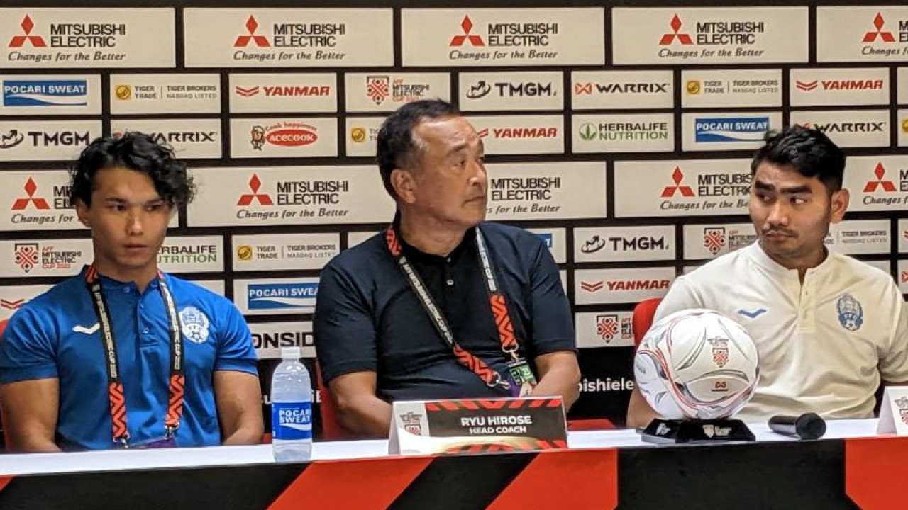 Pelatih tim nasional Kamboja Ryu Hirose (tengah) dan kiper skuadnya Keo Soksela (kanan) memberikan pernyataan kepada media dalam konferensi pers usai pertandingan Grup A Piala AFF 2022 kontra Indonesia, yang dimenangkan Indonesia dengan skor 2-1, di Stadion Utama Gelora Bung Karno, Jakarta, Jumat (23/12/2022). (ANTARA/Michael Siahaan)
