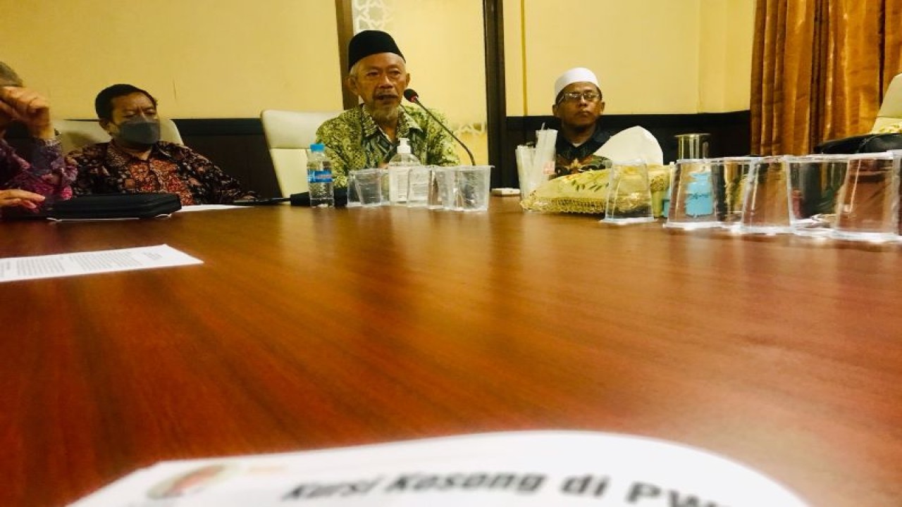 Ketua PWM Muhammadiyah Jatim Saad Ibrahim (tengah) (ANTARA/Fiqih Arfani)