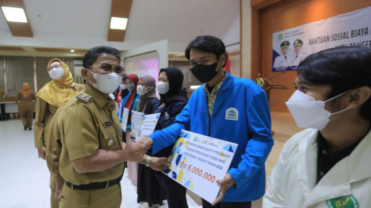 Wakil Wali Kota Tangerang Sachrudin (kiri) memberikan secara simbolis Bantuan Biaya Pendidikan Jenjang Perguruan tinggi kepada perwakilan mahasiswa di Puspemkot Tangerang, Senin.