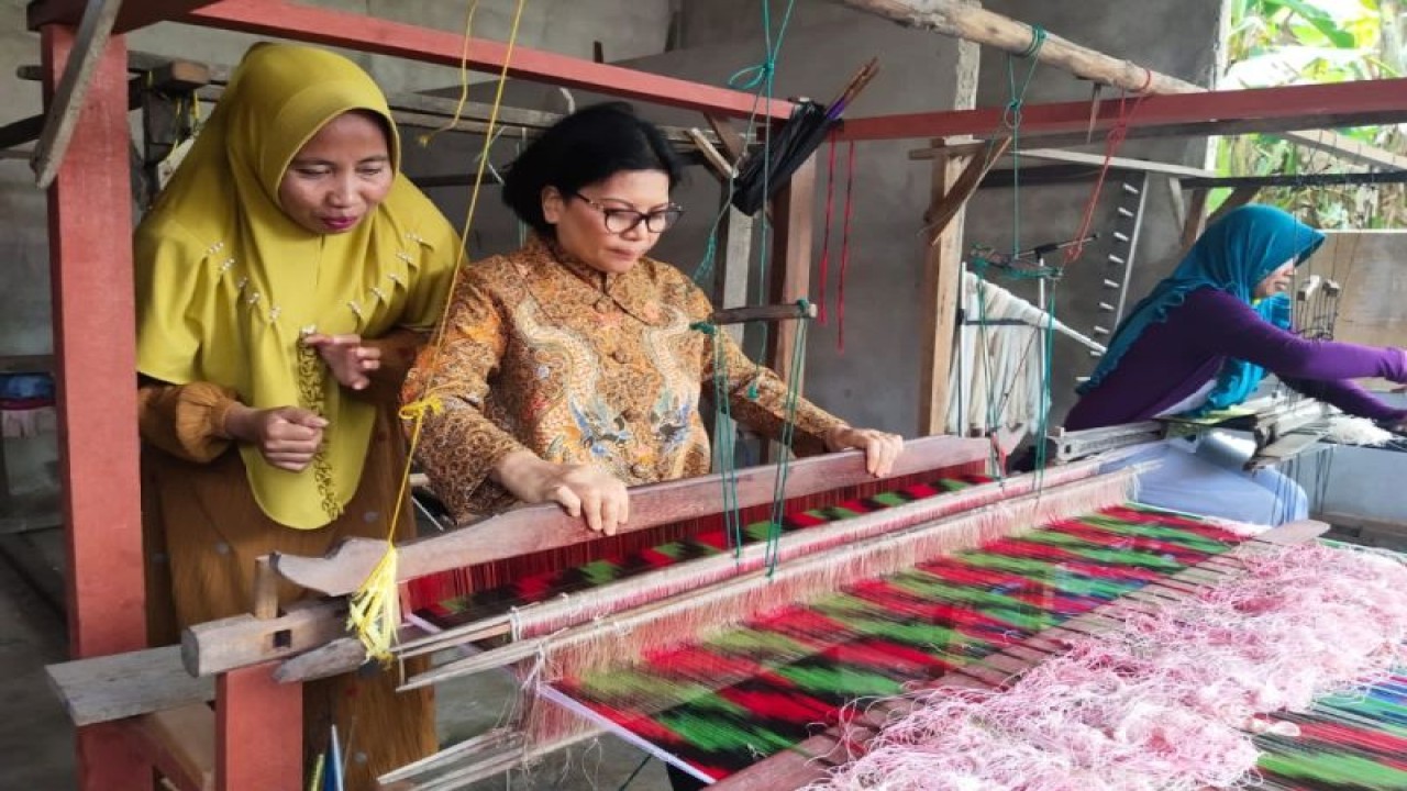 Saff Ahli Bidang Keuangan dan Pengembangan UMKM Kementerian BUMN Loto Srinaita Ginting melakukan kunjungan ke Kampung Wisata Tenun Khatulistiwa yang merupakan binaan Pertamina Integrated Terminal Pontianak.  (ANTARA/HO-Humas Pertamina)