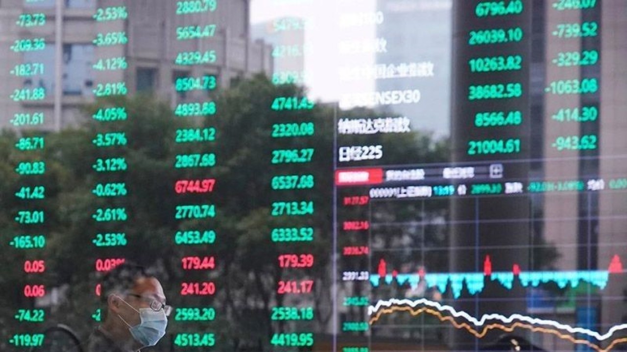 Arsip Foto - Seorang pria yang mengenakan masker terlihat di dalam gedung Bursa Efek Shanghai, saat negara itu dilanda wabah virus corona baru, di distrik keuangan Pudong di Shanghai, China, Jumat (28/2/2020). ANTARA/REUTERS/Aly Song/am.