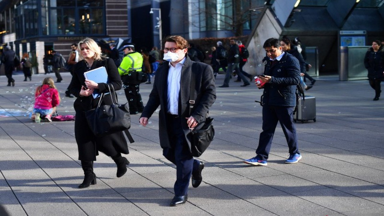 Para komuter berjalan melewati Canary Wharf, saat jumlah kasus positif virus korona (COVID-19) semakin meningkat di seluruh dunia dan saham Eropa turun tajam di London, Inggris, Senin (9/3/2020). REUTERS/Dylan Martinez/nz/cfo (REUTERS/DYLAN MARTINEZ)