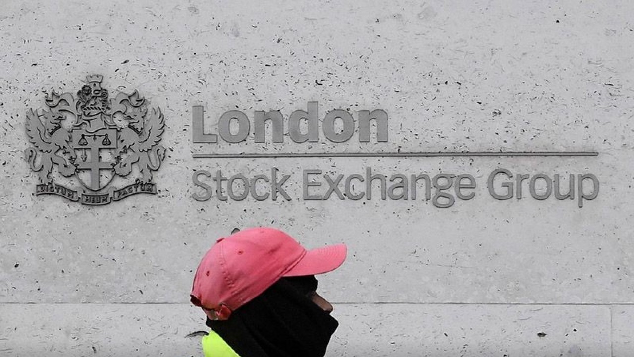 Dokumentasi - Seorang petugas kebersihan jalan melintas gedung London Stock Exchange Group di distrik keuangan City of London, Inggris, Senin (9/3/2020). ANTARA/REUTERS/Toby Melville/am.