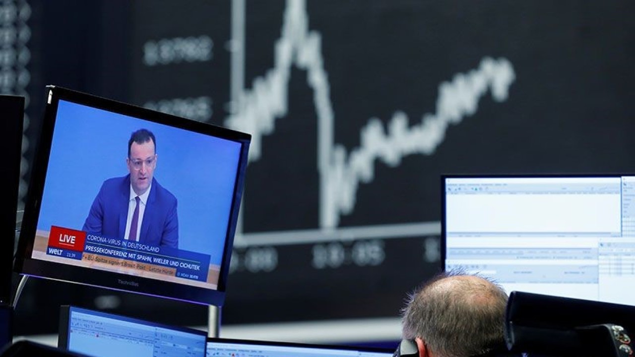 Arsip foto - Sesi perdagangan di bursa saham Frankfurt, di tengah wabah penyakit virus corona (COVID-19), di Frankfurt, Jerman, 30 Desember 2020. ANTARA/REUTERS/Ralph Orlowski/pri.