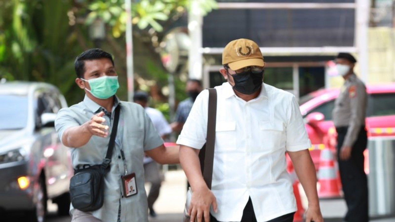 Wakil Ketua DPRD Jawa Timur (Jatim), Sahat Tua Simanjuntak (kanan) berjalan memasuki gedung usai ditangkap oleh KPK, di Gedung Merah Putih KPK, Jakarta, Kamis (15/12/2022). ANTARA FOTO/Reno Esnir/foc. (ANTARA FOTO/RENO ESNIR)