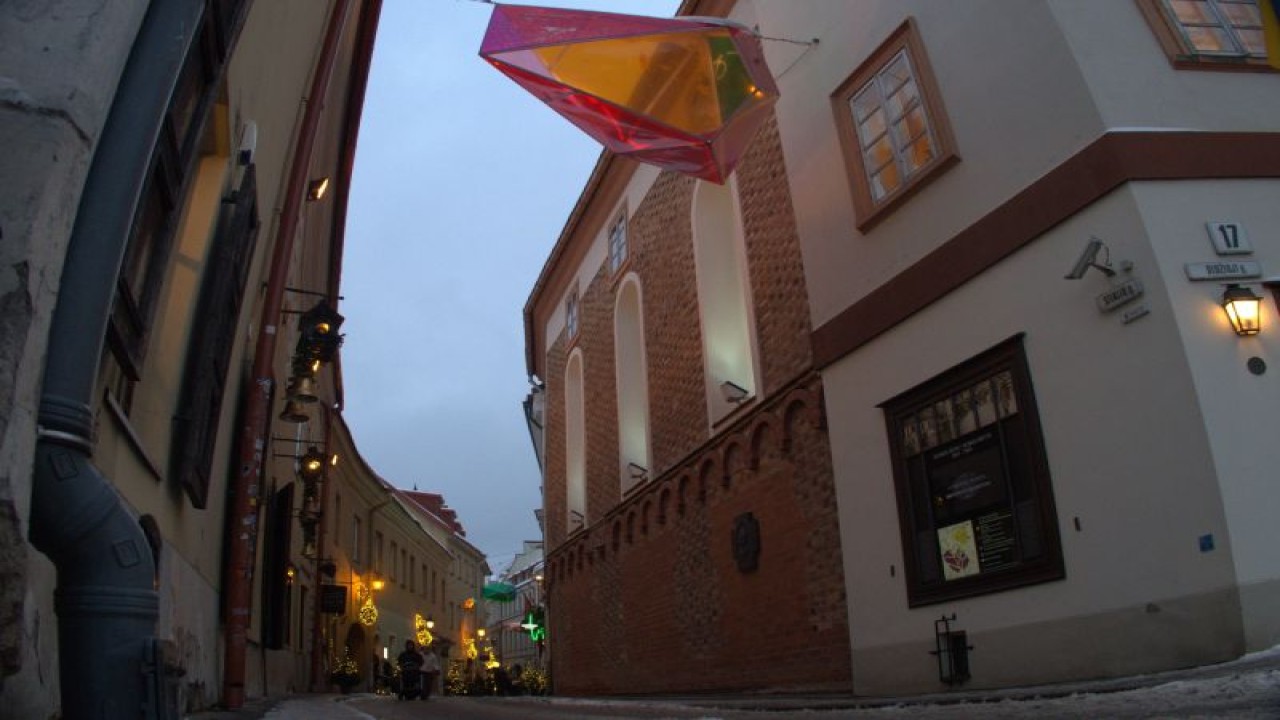Salah satu sudut Jewish Quarter di Kota Tua Vilnius, Lithuania, yang dipenuhi resto dan cafe eksotik, diambil gambarnya pada 8 Desember 2022. (ANTARA/Jafar Sidik)