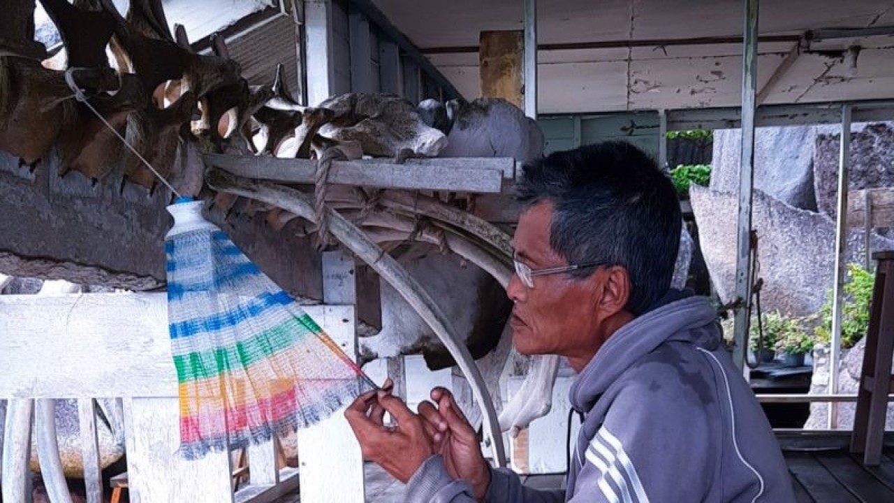 Salah satu warga pesisir saat membuat serokan jaring udang di Desa Sepempang, Natuna, Kepri. (ANTARA/Cherman)