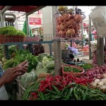 Salah seorang pedagang sayuran di Pasar Manis, Purwokerto, Kabupaten Banyumas, melayani konsumen yang sedang berbelanja. ANTARA/Sumarwoto-1670914707