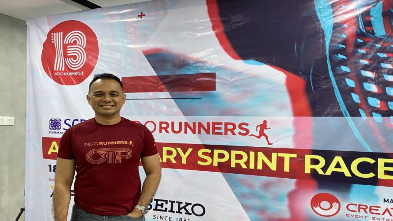 Salah seorang pendiri IndoRunners yang juga penggagas lomba lari bertajuk “Sprint Race” Yasha Chatab berpose selepas jumpa pers “SCBD x IndoRunners Anniversary Sprint Race” di Jakarta, Selasa (13/12/2022). (ANTARA/Shofi Ayudiana)