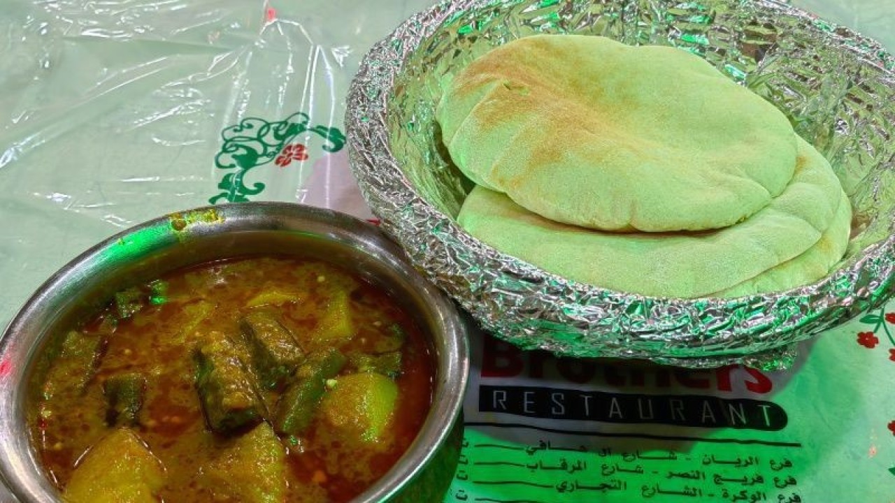 Saloona, hidangan sejenis gulai khas Qatar yang disajikan bersama roti pipih pita. (ANTARA/Gilang Galiartha)