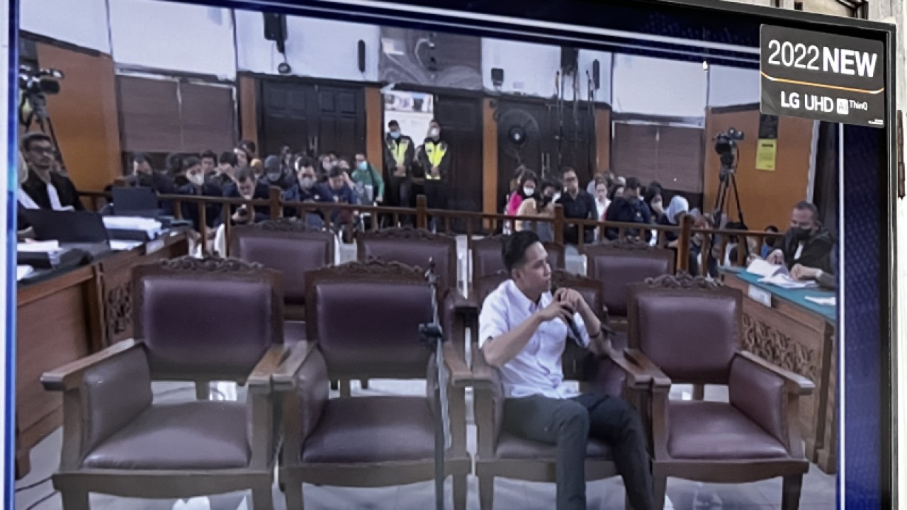 Terdakwa kasus pembunuhan Brigadir Nofriansyah Yosua Hutabarat (Brigadir J), Richard Eliezer, menyampaikan kesaksian di Pengadilan Negeri Jakarta Selatan, Jakarta, Selasa (13/12/2022). ANTARA/Putu Indah Savitri