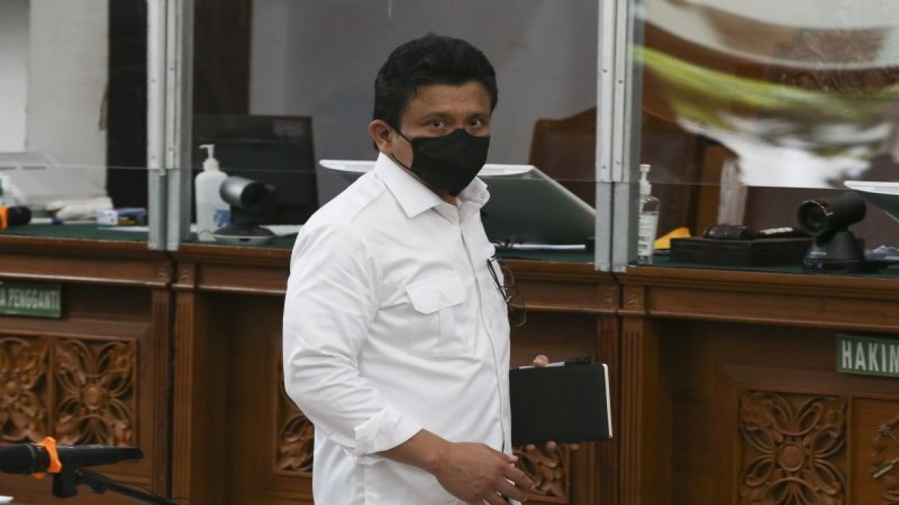 Terdakwa kasus dugaan pembunuhan berencana terhadap Brigadir Nofriansyah Yosua Hutabarat, Ferdy Sambo memasuki ruangan menjelang menjalani sidang lanjutan di Pengadilan Negeri Jakarta Selatan, Selasa (6/12/2022). ANTARA FOTO/Rivan Awal Lingga/nym.