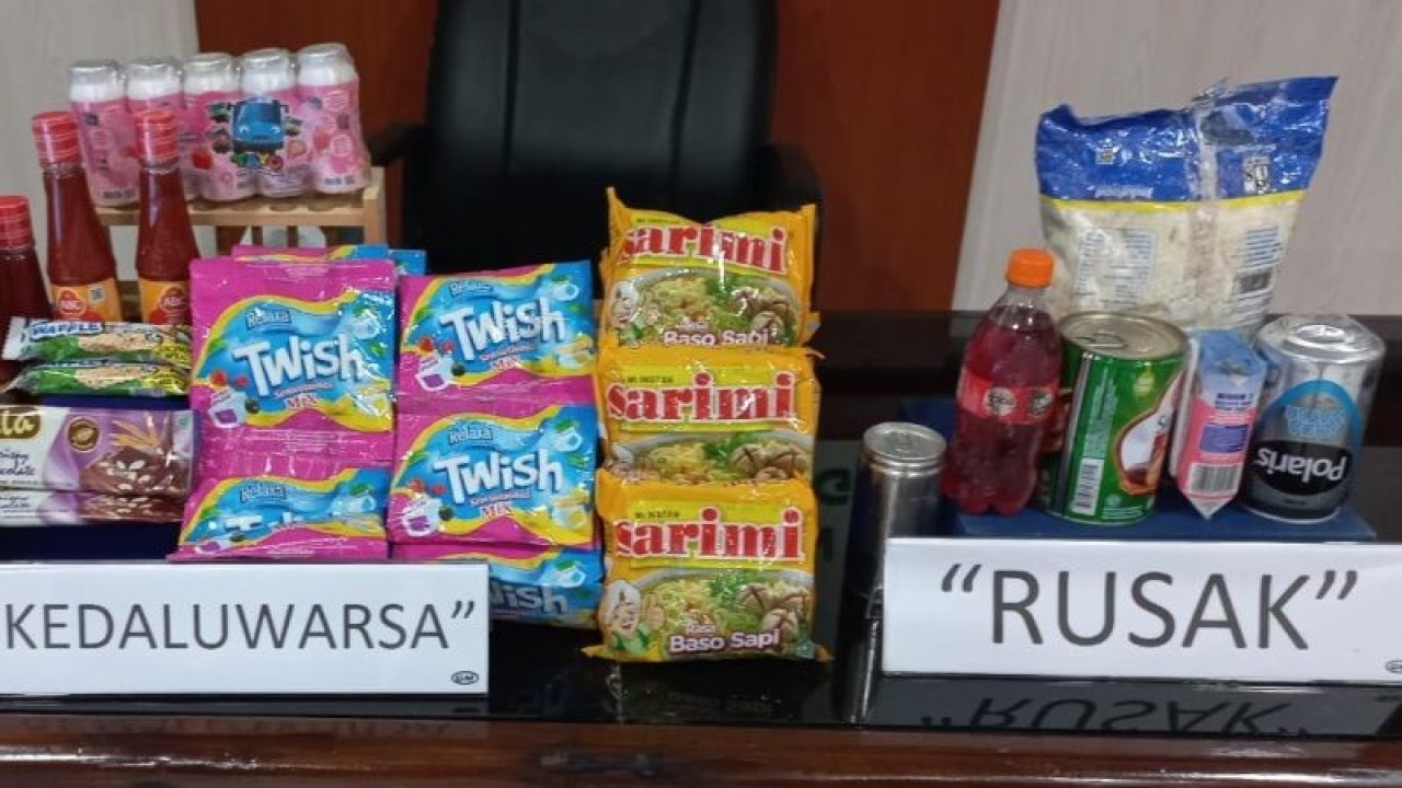 Sampel makanan rusak dan kadaluarsa yang ditemukan BPOM Pangkalpinang. (ANTARA/HO-BPOM Pangkalpinang/ Donatus Dasapurna)