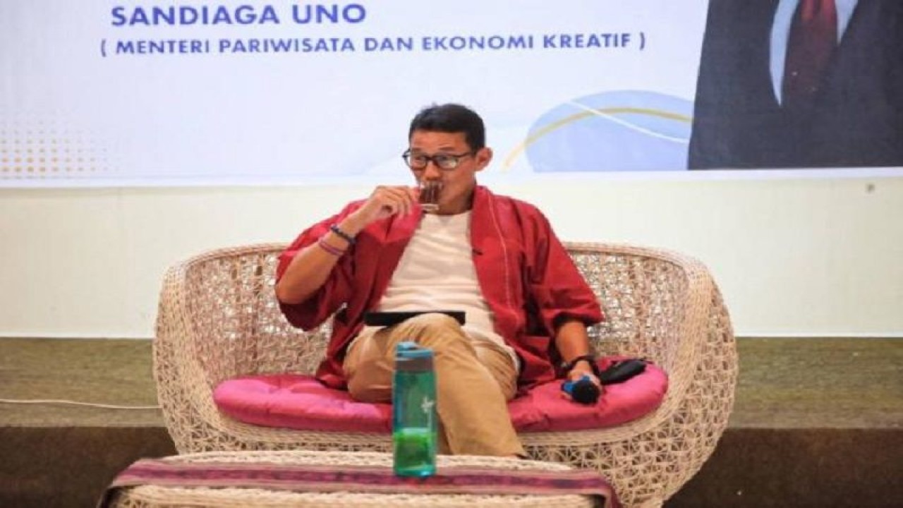 Menteri Pariwisata dan Ekonomi Kreatif Sandiaga Uno saat mengisi kegiatan “Bacarita Santai dengan Pelaku UMKM Kota Ternate” di Hotel Bukit Pelangi, Ternate, Maluku Utara, Sabtu (26/11/2022). ANTARA/HO-Kemenparekraf.