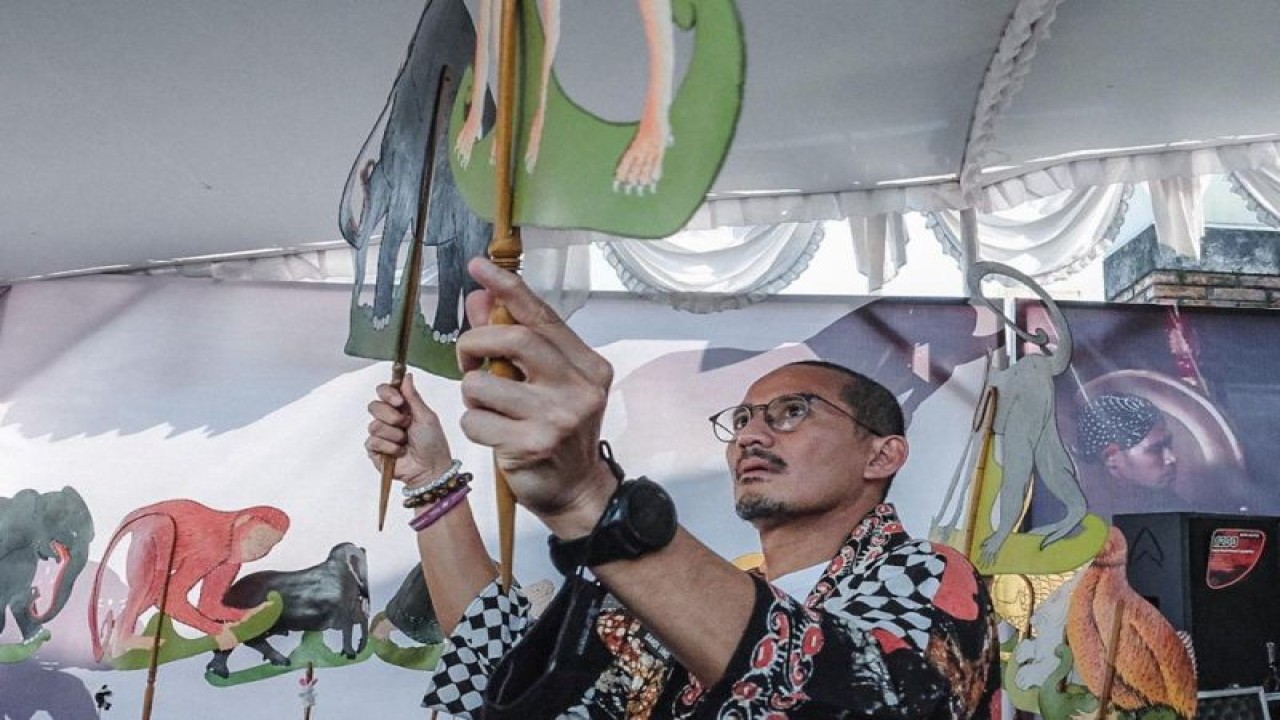 Menteri Pariwisata dan Ekonomi Kreatif Sandiaga Uno saat memegang wayang pasca "Serah Terima Fasilitasi Pengembangan Produk Wisata" di Balai Ekonomi Desa (Balkondes) Ngadiharjo, Magelang, Jawa Tengah, Sabtu (17/12/2022). ANTARA/HO-Kemenparekraf