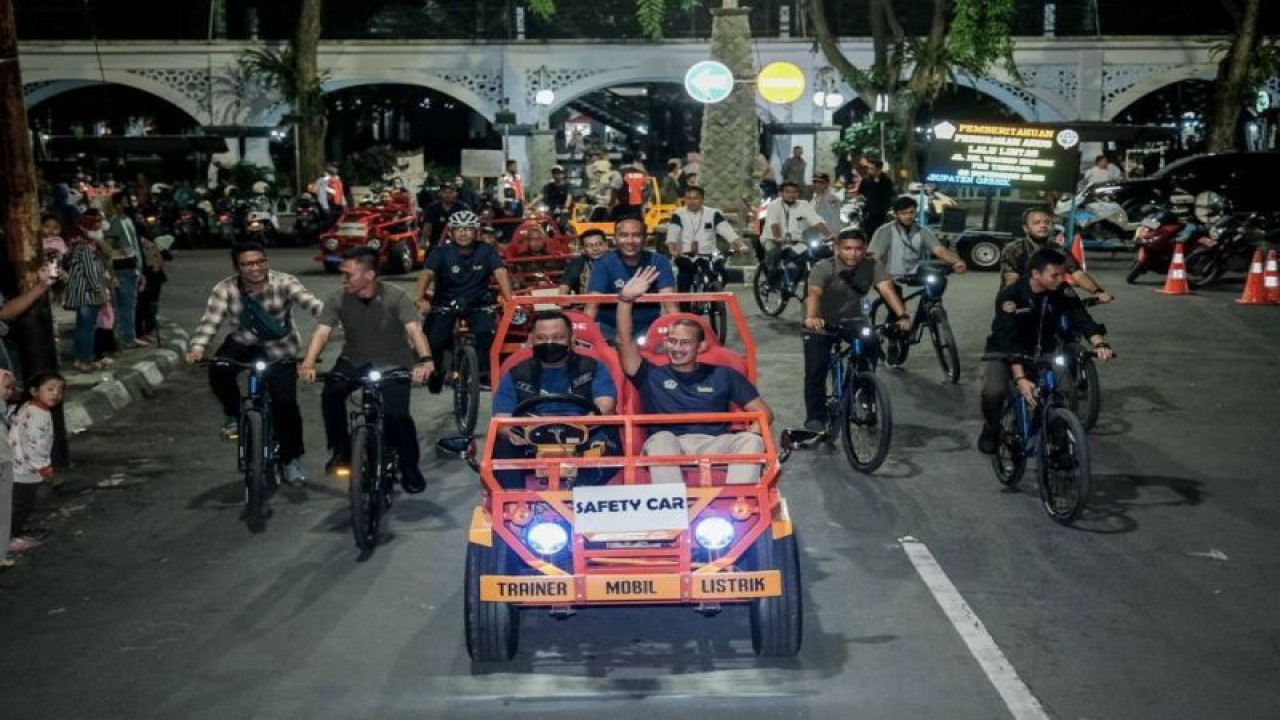 Menteri Pariwisata dan Ekonomi Kreatif Sandiaga Uno menaiki mobil dalam acara Peresmian Kawasan Wisata Heritage Bandar Grissee, Gresik, Jawa Timur, Sabtu (18/12/2022). ANTARA/HO-Kemenparekraf