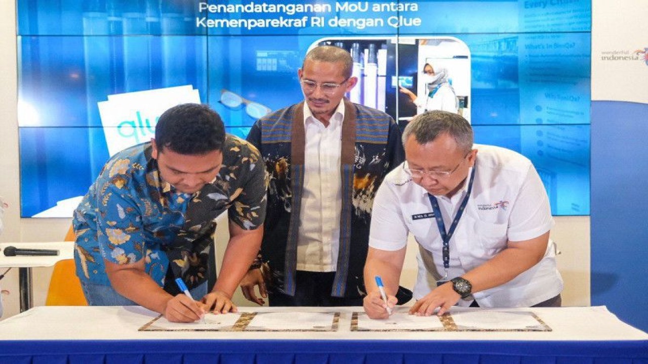 Menteri Pariwisata dan Ekonomi Kreatif Sandiaga Uno saat menyaksikan Deputi Bidang Ekonomi Digital dan Produk Kreatif Kementerian Pariwisata dan Ekonomi Kreatif Muhammad Neil El Himam melakukan penandatanganan kerja sama dengan CEO sekaligus Co-Founder Qlue Rama Aditya dalam Weekly Brief with Sandi Uno, di Jakarta, Senin (12/12/2022). ANTARA/HO-Kemenparekraf