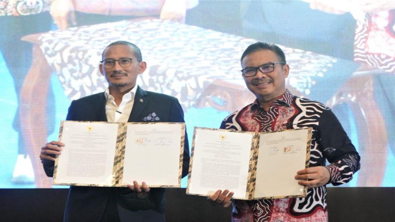 Kepala BKKBN Hasto Wardoyo (kanan) saat menandatangani MOU bersama Menparekraf Sandiaga S. Uno (kiri) pada Kamis (15/12/2022). (ANTARA/HO-BKKBN)