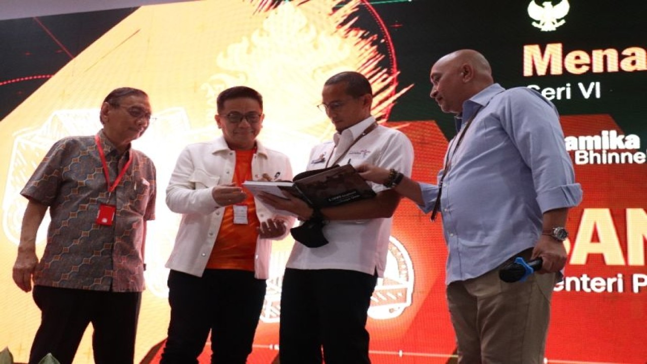 Menteri Pariwisata dan Ekonomi Kreatif (Menparekraf) Sandiaga Salahuddin Uno (kedua dari kanan) saat meluncurkan buku "1.500 Inspirasi: Jelajah Perjalanan Sandiaga Uno" di sela acara Studium Generale 2022-2023 Seri 6 di Universitas Surabaya, Surabaya, Jatim, Senin (19/12/2022). (FOTO ANTARA/HO-Humas Ubaya)