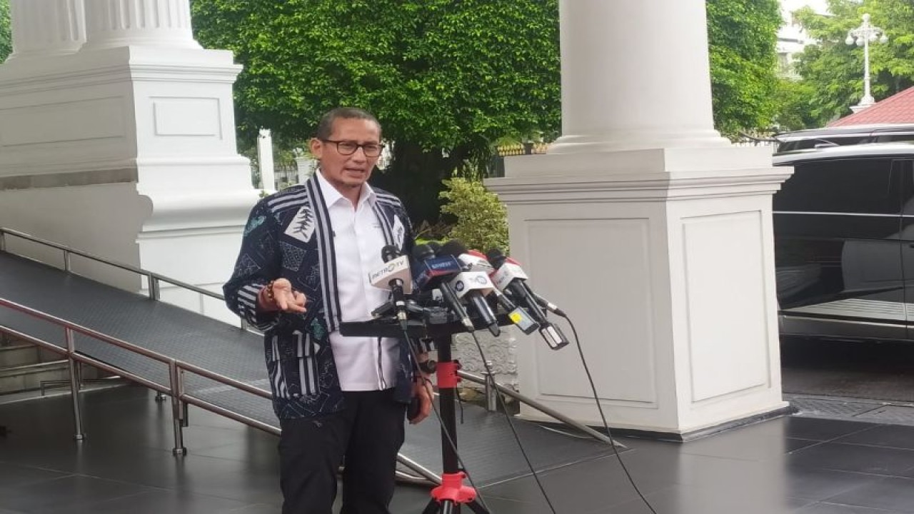 Menteri Pariwisata dan Ekonomi Kreatif Sandiaga Salahuddin Uno memberikan keterangan pers di Istana Kepresidenan Jakarta, Senin (26/12/2022). ANTARA/Indra Arief Pribadi