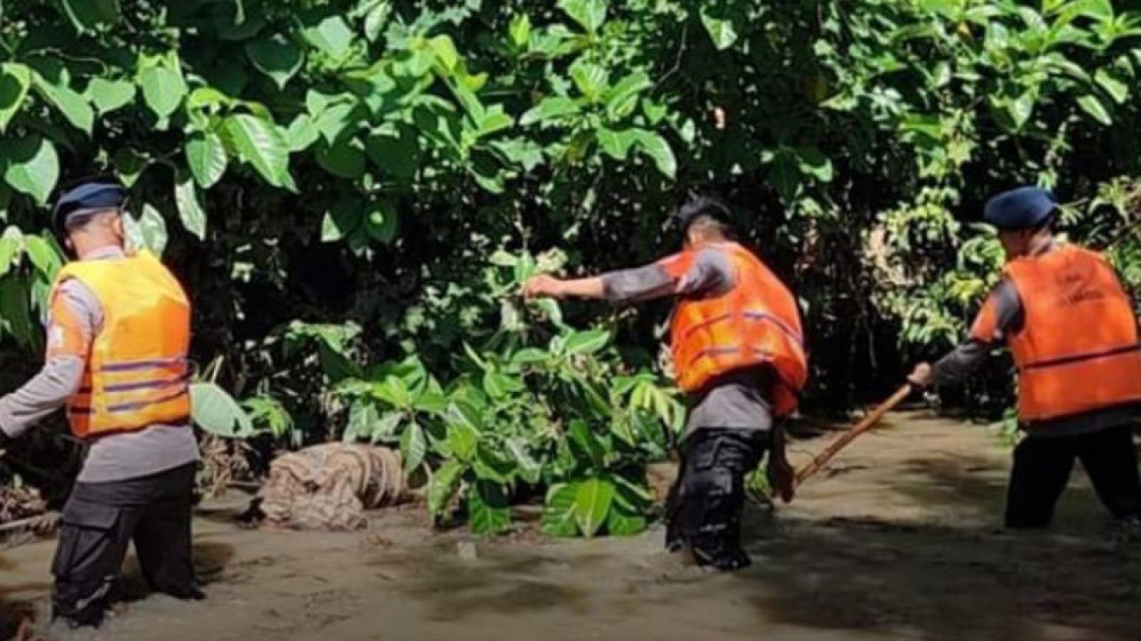 SAR Brimob Batalyon C Bone mencari korban tenggelam di Sungai Lajua, Kecamatan Kajuara, Bone, Senin (5/12/2022). ANTARA/HO-Brimob Bone