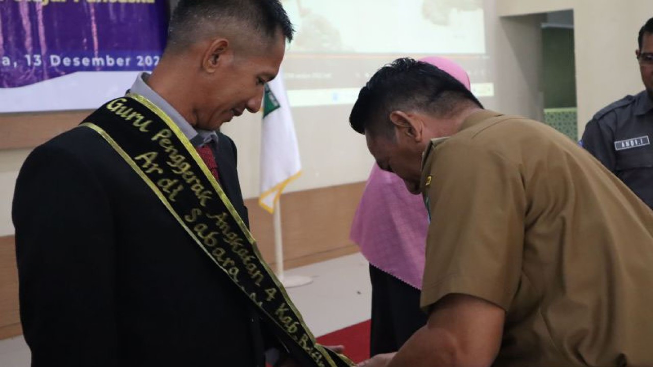 Kepala Dinas Pendidikan Belitung Timur Sarjono mengukuhkan guru penggerak, Rabu (14/12/2022) (ANTARA/Ahmadi)