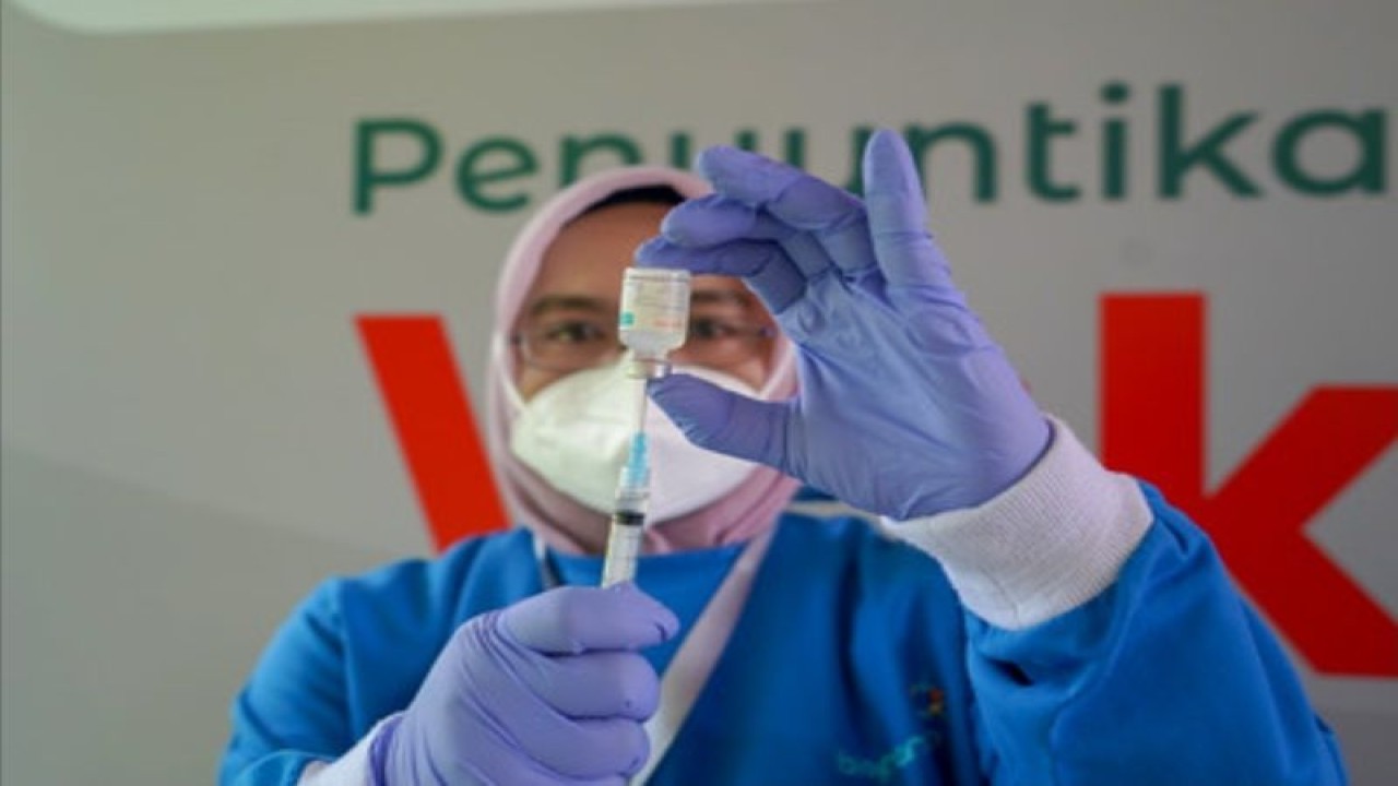 Petugas kesehatan tengah menyiapkan injektor vaksin COVID-19 jenis IndoVac di Bandung, Jawa Barat, untuk disuntikkan kepada penerima program vaksinasi dosis penguat. (ANTARA/HO-Kemenkes).