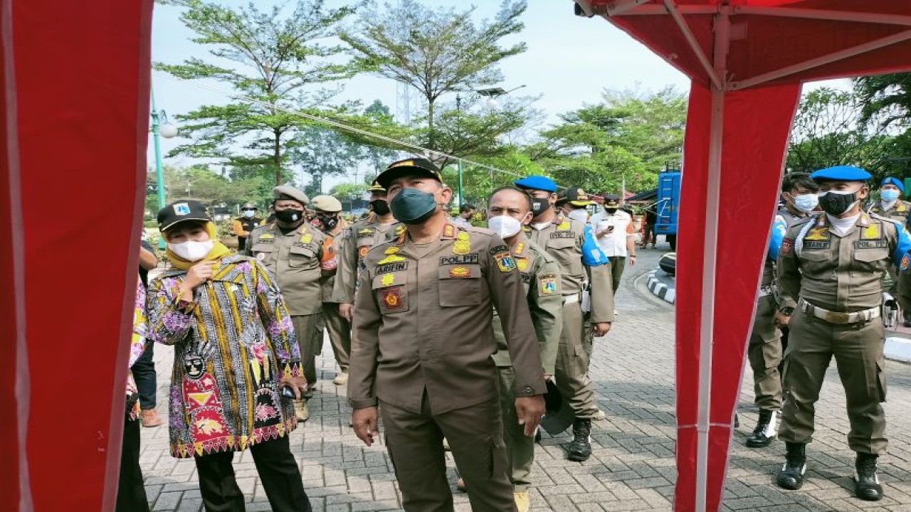 Kepala Satuan Polisi Pamong Praja DKI Jakarta Arifin saat meninjau kesiapan petugas Satpol PP Jakarta Barat jelang musim hujan, Kamis (14/10/2021). ANTARA/Walda