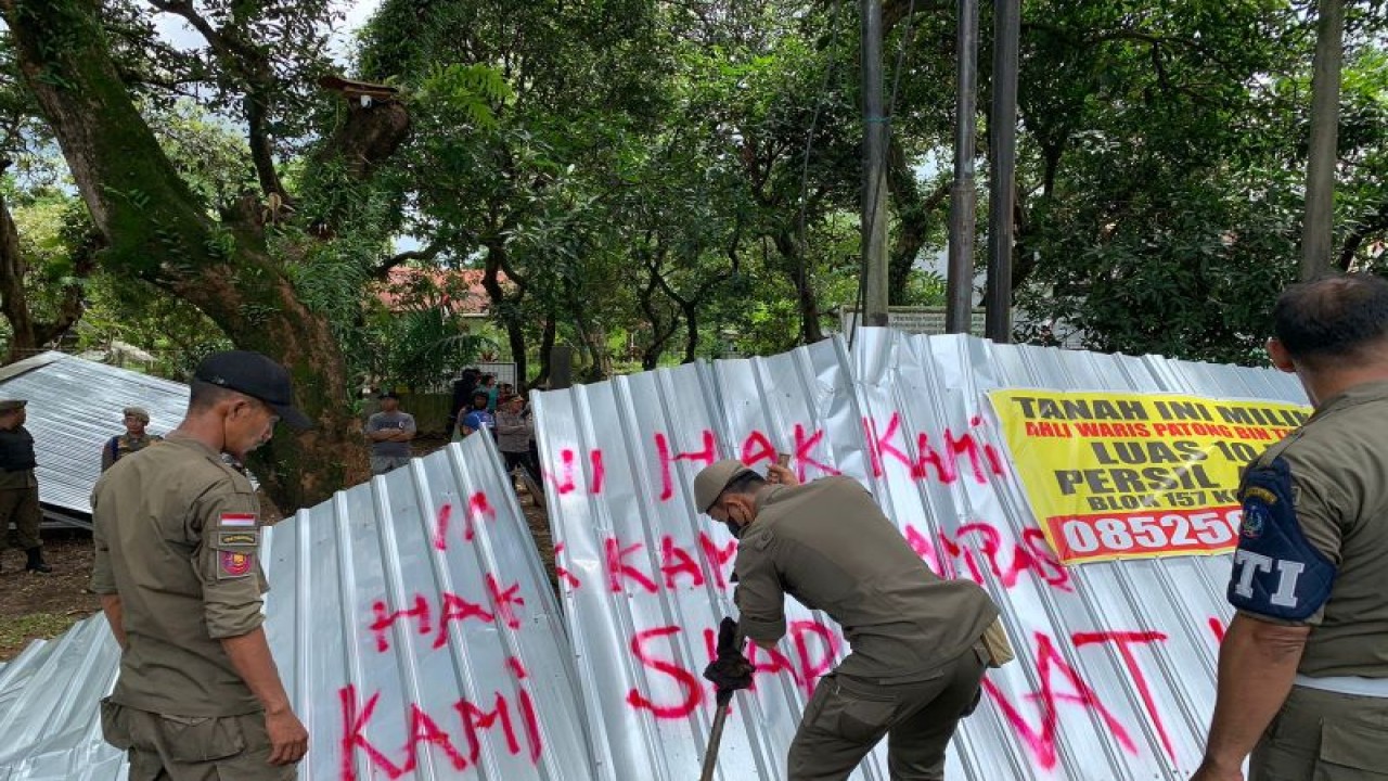 Satpol PP Sulsel melakukan penertiban aset IBKH di Sudiang Makassar yang selama ini dikuasai pihak lain.ANTARA/HO-Pemprov Sulsel