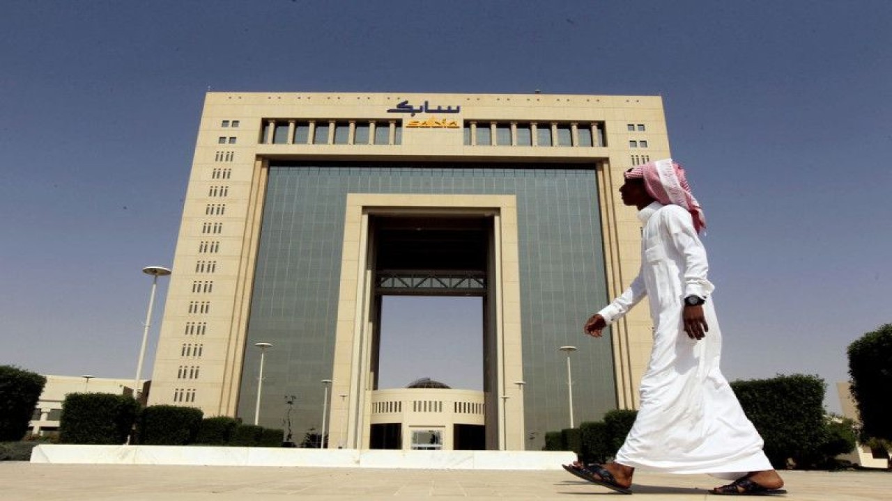 Foto Dokumen: Seorang pria berjalan melewati kantor pusat Saudi Basic Industries Corp (SABIC) di Riyadh, Arab Saudi 27 Oktober 2013. ANTARA/REUTERS/Faisal Al Nasser