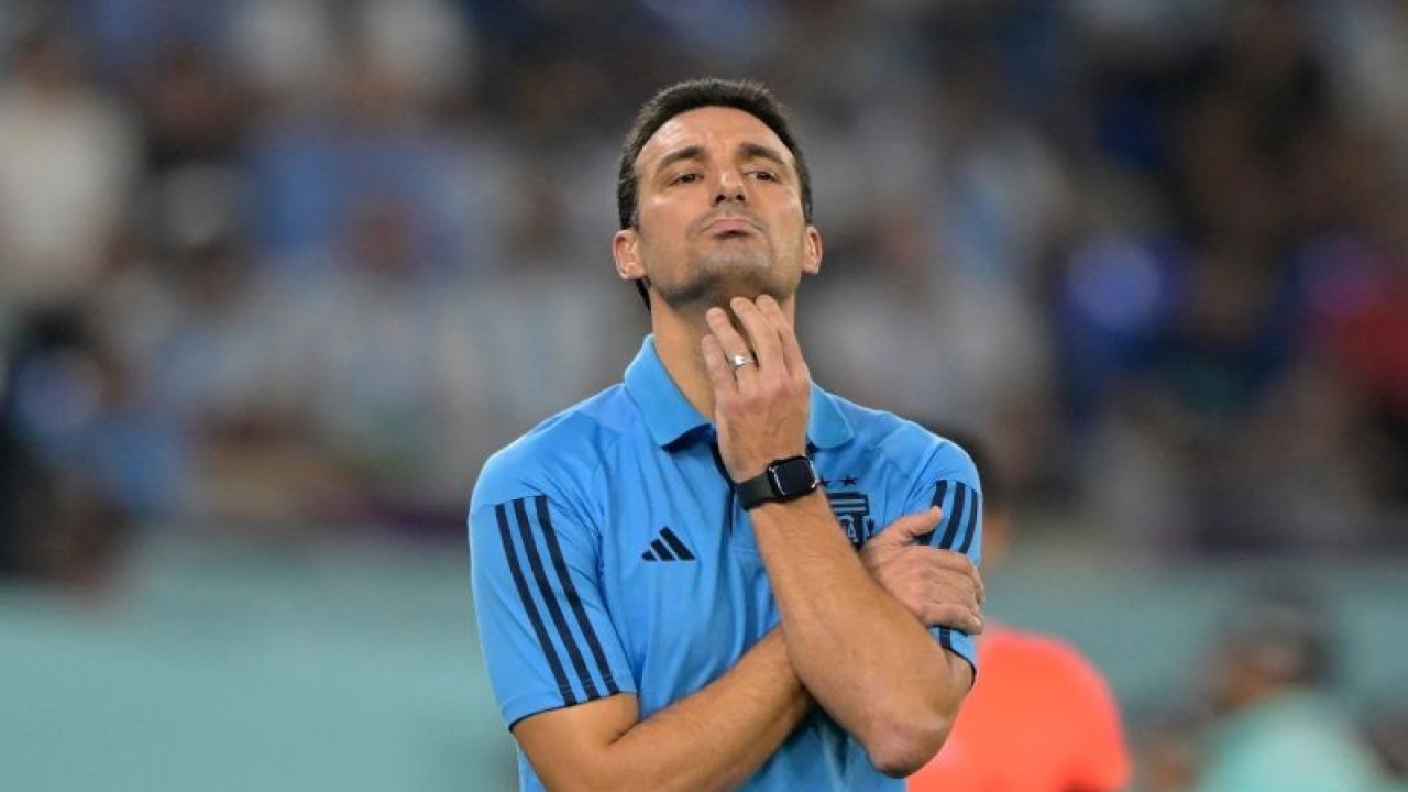 Arsip - Pelatih timnas Argentina Lionel Scaloni saat memimpin timnya dalam pertandingan Grup C Piala Dunia 2022 lawan Polandia di Stadium 974, Doha pada 01 November 2022. ANTARA/AFP/JUAN MABROMATA