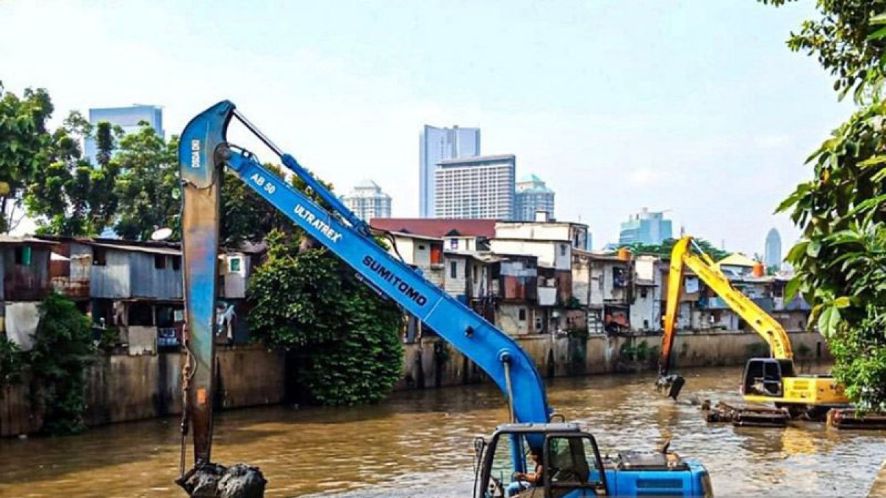 Dinas Sumber Daya Air (SDA) DKI Jakarta mengeruk lumpur di Kali Krukut, Jakarta, Rabu (20/4/2022). ANTARA/Dewa Ketut Sudiarta Wiguna/am.
