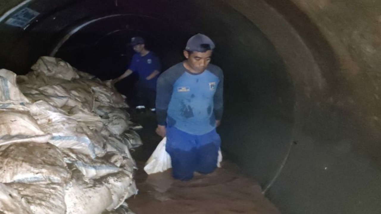 Satuan Pelayanan Suku Dinas Sumber Daya Air (Satpel Sudin SDA) Kecamatan Cilandak menguras saluran air, Jakarta, Senin. (5/12/2022). ANTARA/HO-Kominfotik Jakarta Selatan)